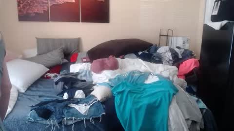 Snapshot of eyeswall0w chatting on 10/19/25, 02:40 eyeswall0w online show from 10/19/25, 02:40