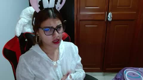 Snapshot of eyfy_bbs chatting on 10/30/25, 10:10 Nadia online show from 10/30/25, 10:10