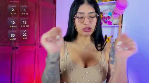 Snapshot of eymy_hadid_ chatting on 09/29/25, 04:34 Emily online show from 09/29/25, 04:34