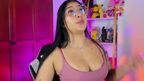 Snapshot of eymy_hadid_ chatting on 10/20/25, 12:55 Emily online show from 10/20/25, 12:55