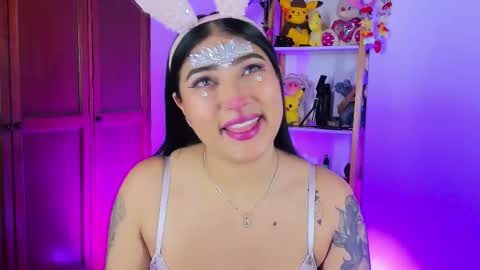 Snapshot of eymy_hadid_ chatting on 10/31/25, 08:43 Emily online show from 10/31/25, 08:43