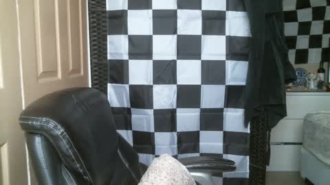 Ezra Naamah online show from 02/23/25, 08:22