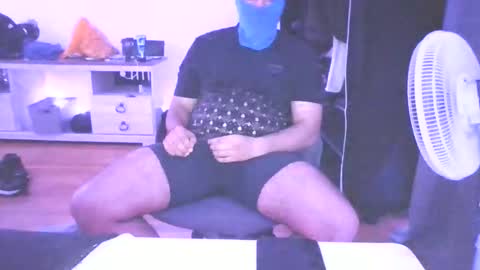 Snapshot of ezzteban935 chatting on 04/11/26, 01:32 ezzteban935 online show from 04/11/26, 01:32