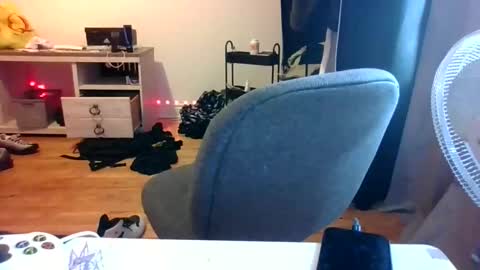 Snapshot of ezzteban935 chatting on 04/14/26, 07:31 ezzteban935 online show from 04/14/26, 07:31