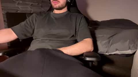 Snapshot of fabian_196 chatting on 01/27/25, 06:31 Call me bitch online show from 01/27/25, 06:31