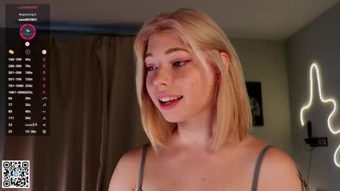 Snapshot of falinegelling chatting on 09/10/25, 04:12 Emilia online show from 09/10/25, 04:12