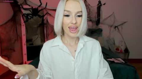 Snapshot of fallen1_angel chatting on 10/26/25, 11:20 Lana online show from 10/26/25, 11:20