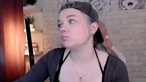 Snapshot of fancybella chatting on 10/10/25, 01:54 Bella online show from 10/10/25, 01:54