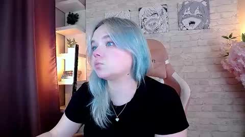 Snapshot of fancybella chatting on 10/28/25, 03:36 Bella online show from 10/28/25, 03:36