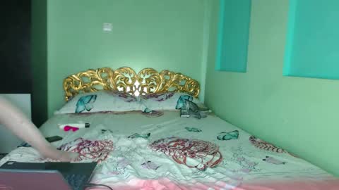 farfalina online show from 12/14/25, 06:41