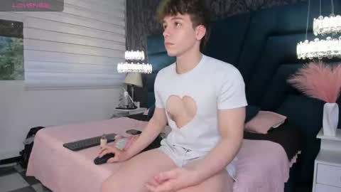 Snapshot of femboy_max chatting on 07/03/26, 12:00 Femboy Max online show from 07/03/26, 12:00
