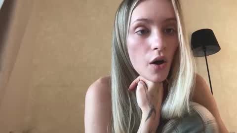 Lisa online show from 09/19/25, 09:32