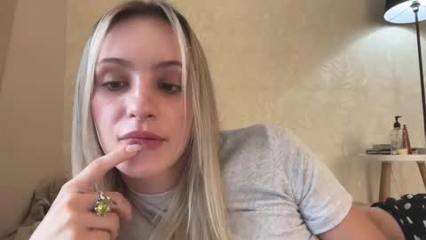 Lisa online show from 09/22/25, 10:28