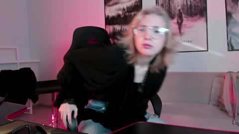 cap and Lana  online show from 02/07/25, 08:01