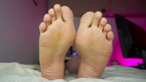 Snapshot of findomfeet_ chatting on 04/24/26, 01:41 Ashley online show from 04/24/26, 01:41
