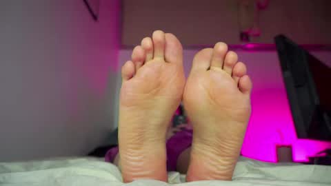 Snapshot of findomfeet_ chatting on 04/28/26, 02:27 Ashley online show from 04/28/26, 02:27