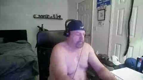 Snapshot of flaguy3233 chatting on 02/18/26, 08:27 Florida guy online show from 02/18/26, 08:27