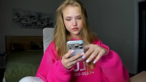 Snapshot of flooora_0 chatting on 06/15/26, 11:29 Mona online show from 06/15/26, 11:29
