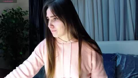 Snapshot of flouvet chatting on 10/29/25, 07:43 Flouvet online show from 10/29/25, 07:43