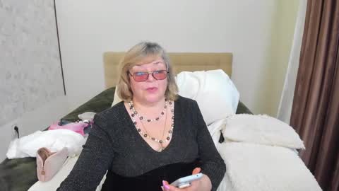 Snapshot of flowerlover8 chatting on 03/11/25, 02:40 Flowerlower online show from 03/11/25, 02:40