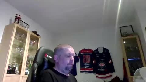 fluffy_espen online show from 03/16/26, 05:44