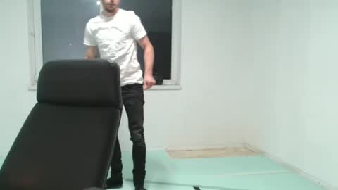 independent model online show from 02/10/25, 08:00