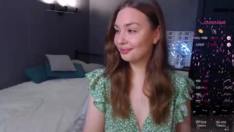 Snapshot of foreversmileme chatting on 12/17/25, 04:24 Julia online show from 12/17/25, 04:24