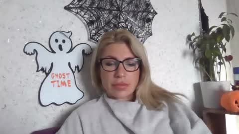 Snapshot of fox_red_lady7 chatting on 10/30/25, 07:10 fox_red_lady7 online show from 10/30/25, 07:10