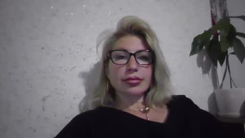 fox_red_lady7 online show from 05/17/26, 07:21