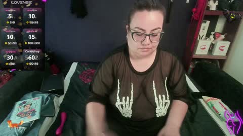 Snapshot of foxxbell chatting on 12/29/24, 11:08 foxxbell online show from 12/29/24, 11:08