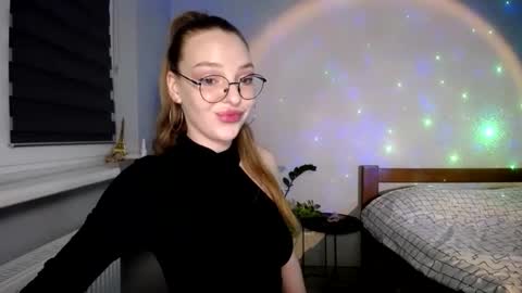 Snapshot of foxxialice chatting on 11/23/25, 04:18 foxxialice online show from 11/23/25, 04:18