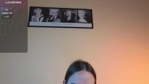 Snapshot of foxxy_girl_ chatting on 10/06/25, 04:43 andice online show from 10/06/25, 04:43