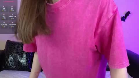 Snapshot of foxxy_girl_ chatting on 11/14/25, 05:17 andice online show from 11/14/25, 05:17