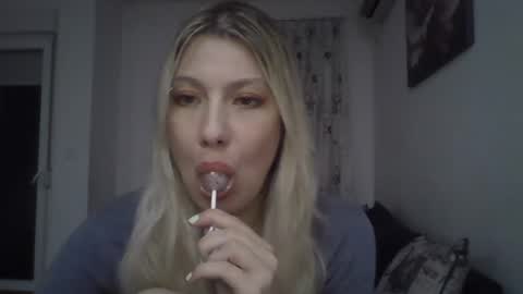 foxy_bright online show from 03/19/26, 07:29