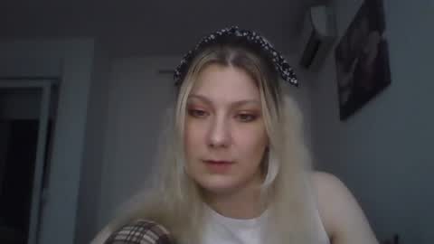 foxy_bright online show from 03/24/26, 07:19