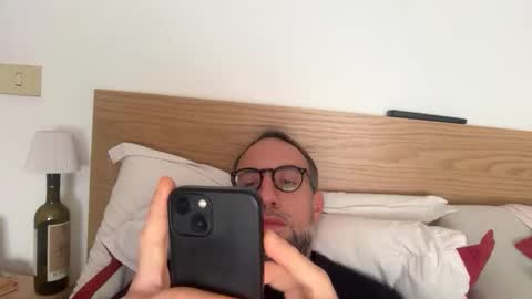 Snapshot of fra___ chatting on 11/25/25, 02:06 fra___ online show from 11/25/25, 02:06