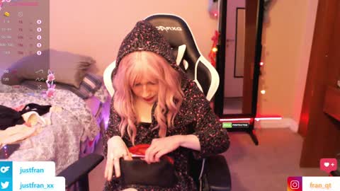 Snapshot of fran_qt chatting on 01/06/25, 08:50 Fran online show from 01/06/25, 08:50