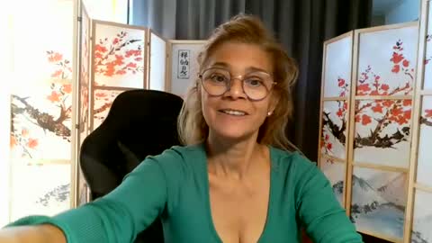 Snapshot of francelune chatting on 07/06/26, 12:13 francelune online show from 07/06/26, 12:13