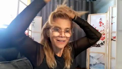 Snapshot of francelune chatting on 07/17/26, 04:34 francelune online show from 07/17/26, 04:34