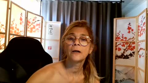 Snapshot of francelune chatting on 07/19/26, 10:19 francelune online show from 07/19/26, 10:19