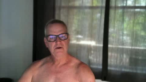 Snapshot of frankfruter10 chatting on 06/15/26, 01:35 hung4fun online show from 06/15/26, 01:35