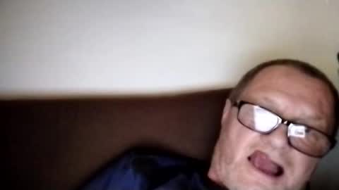 Snapshot of frauenfeind1 chatting on 10/30/25, 01:56 Wolfi online show from 10/30/25, 01:56