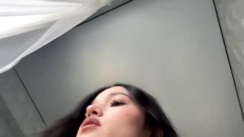 Mia online show from 06/12/26, 05:28