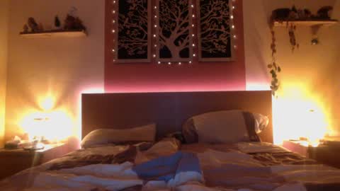 Snapshot of frenchhornybibs chatting on 12/28/24, 08:36 French Horny Bibs online show from 12/28/24, 08:36