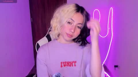 frida_lassi_ online show from 11/26/25, 11:17