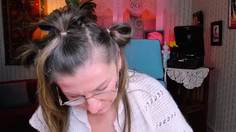 Snapshot of fridatander chatting on 01/31/25, 12:29 Frida Tander online show from 01/31/25, 12:29