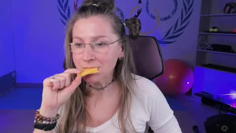 Snapshot of fridatander chatting on 02/10/25, 12:08 Frida Tander online show from 02/10/25, 12:08