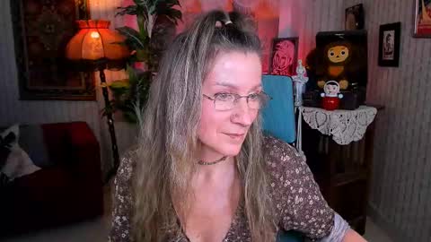 Snapshot of fridatander chatting on 02/14/25, 12:03 Frida Tander online show from 02/14/25, 12:03