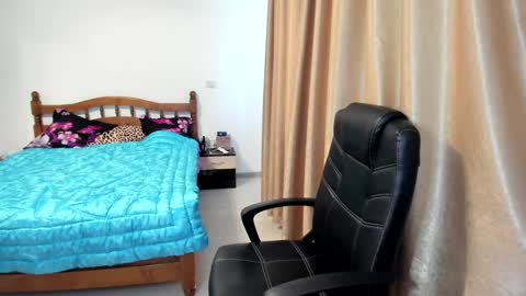 Snapshot of fuckable_one chatting on 02/06/25, 09:00 Angelique online show from 02/06/25, 09:00