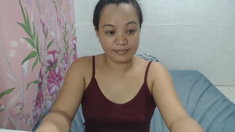 Snapshot of funluvnpinay4u chatting on 12/11/24, 01:05 MAE online show from 12/11/24, 01:05